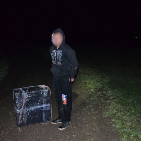 Tineri depistaţi de poliţiştii de frontieră ieşeni transportând ţigări de contrabandă