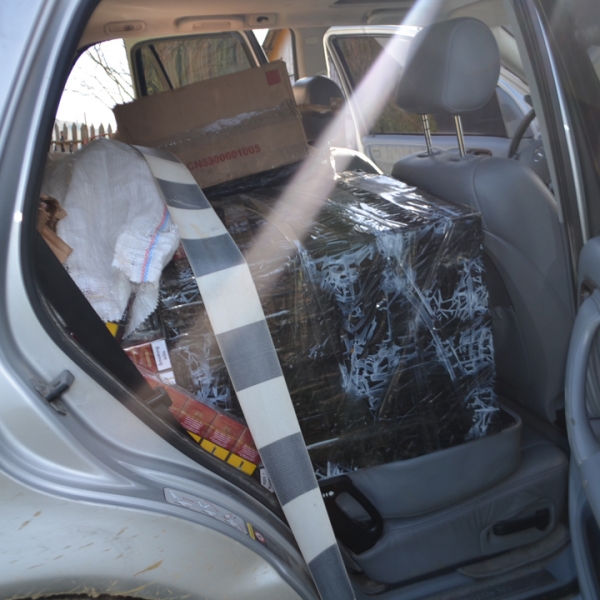 7.500 pachete de ţigări de contrabandă, descoperite intr-un autoturism Mercedes ML care a fost urmărit în trafic