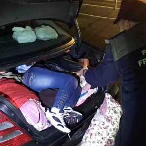 Tânără din Turcia ascunsă în portbagaj,