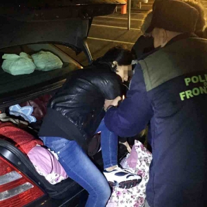 Tânără din Turcia ascunsă în portbagaj,