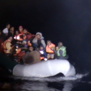 Zeci de copii şi femei, salvate din apele Mării