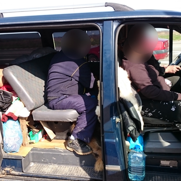 Minoră de 4 ani ascunsă de bunica sa sub o pătură, într-un microbuz, pentru a ieşi ilegal din România