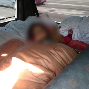 Minoră de 4 ani ascunsă de bunica sa sub o pătură,