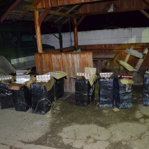 Ţigări ascunse sub fân, într-o autoutilitară