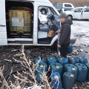 Patru persoane retinute in flagrant in timp ce sustrageau