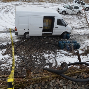 Patru persoane retinute in flagrant in timp ce sustrageau