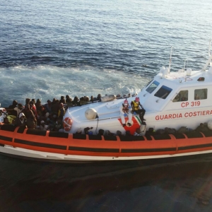 119 migranti care se aflau pe o barca gonflabila, in Marea