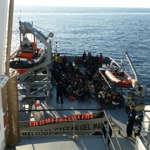 119 migranti care se aflau pe o barca gonflabila, in Marea