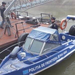 Marinar salvat din apele fluviul Dunarea de politistii de