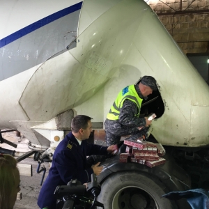 Autocisternă cu sute de baxuri cu ţigări de