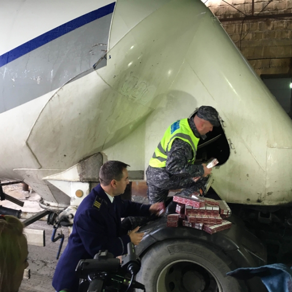 Autocisternă cu sute de baxuri cu ţigări de contrabandă, interceptată de poliţiştii de frontieră