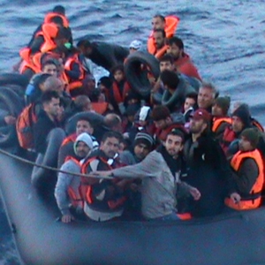 26 de copii aflaţi pe o barcă gonflabilă în Marea