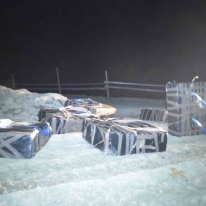 Peste 12.000 de pachete ţigări confiscate de poliţiştii