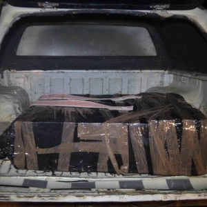 Peste 12.000 de pachete ţigări confiscate de poliţiştii