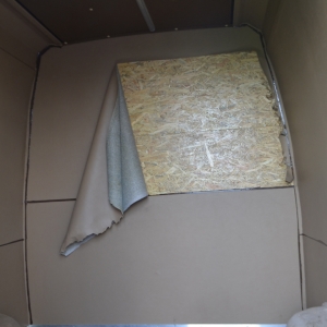 Ţigări ascunse în podeaua dublă şi pereţii unor