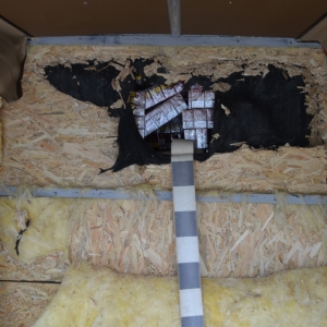 Ţigări ascunse în podeaua dublă şi pereţii unor