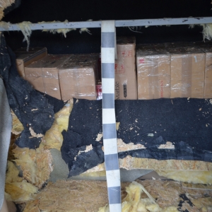 Ţigări ascunse în podeaua dublă şi pereţii unor