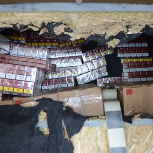 Ţigări ascunse în podeaua dublă şi pereţii unor