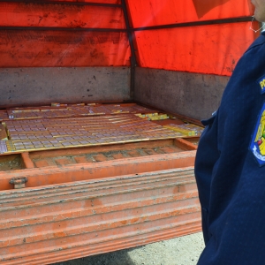 Ţigări ascunse în podeaua dublă şi pereţii unor