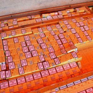 Ţigări ascunse în podeaua dublă şi pereţii unor