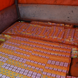 Ţigări ascunse în podeaua dublă şi pereţii unor