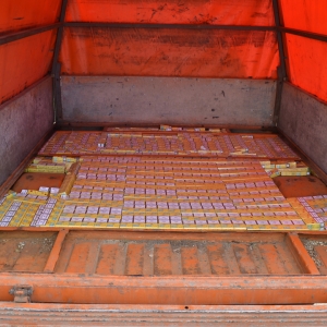 Ţigări ascunse în podeaua dublă şi pereţii unor