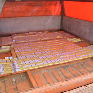 Ţigări ascunse în podeaua dublă şi pereţii unor