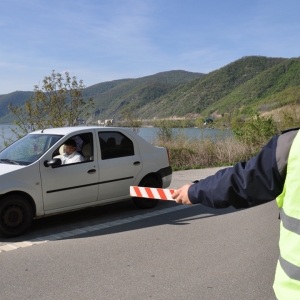 Nu transportaţi persoane necunoscute în apropierea