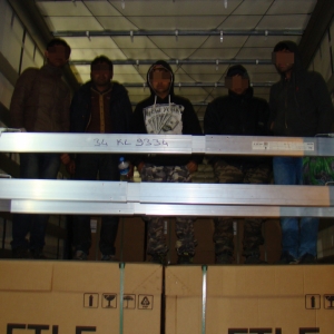 Cinci bărbaţi de origine afgană, ascunşi într-un