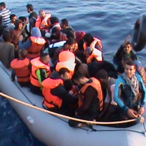 Zeci de copii şi femei salvate din apele Mării Egee de