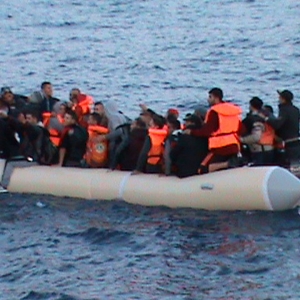 Zeci de copii şi femei salvate din apele Mării Egee de