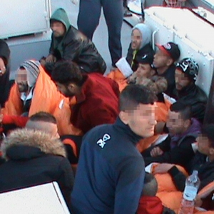 Zeci de copii şi femei salvate din apele Mării Egee de