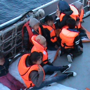 Zeci de copii şi femei salvate din apele Mării Egee de