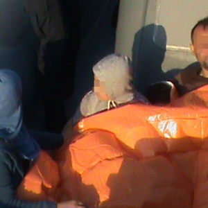 Zeci de copii şi femei salvate din apele Mării Egee de