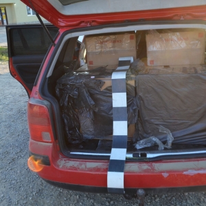 Aproximativ 7.000 pachete de ţigări de contrabandă, descoperite într-un autoturism care a fost urmărit în trafic