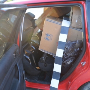Aproximativ 7.000 pachete de ţigări de contrabandă, descoperite într-un autoturism care a fost urmărit în trafic