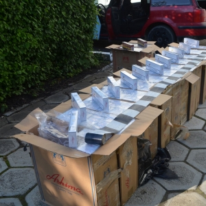 Aproximativ 7.000 pachete de ţigări de contrabandă, descoperite într-un autoturism care a fost urmărit în trafic