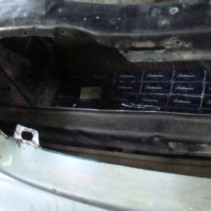 Aproximativ 7.000 pachete de ţigări de contrabandă, descoperite într-un autoturism care a fost urmărit în trafic