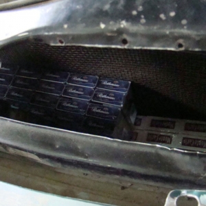 Aproximativ 7.000 pachete de ţigări de contrabandă, descoperite într-un autoturism care a fost urmărit în trafic