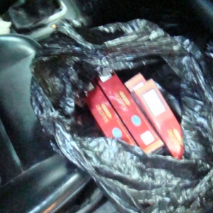 Aproximativ 7.000 pachete de ţigări de contrabandă, descoperite într-un autoturism care a fost urmărit în trafic