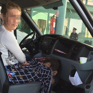 Minoră ascunsă sub fustele mamei, pentru a fi scoasă ilegal din ţară