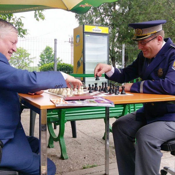 Întâlnire între polițistul de frontieră Ursan Cornel Marius și marele campion Anatoli Karpov