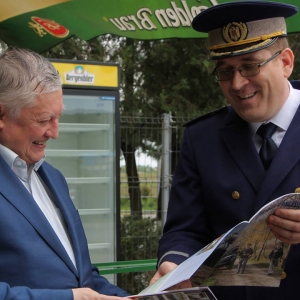 Întâlnire între polițistul de frontieră Ursan Cornel Marius și marele campion Anatoli Karpov