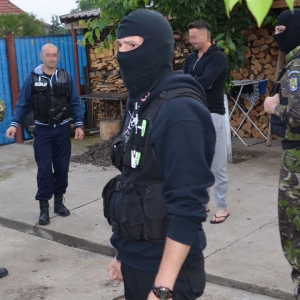 Grupare infracţională axată pe contrabandă cu ţigări, care acţiona în judeţele din sud-vestul ţării, destructurată