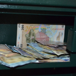 Grupare infracţională axată pe contrabandă cu ţigări, care acţiona în judeţele din sud-vestul ţării, destructurată