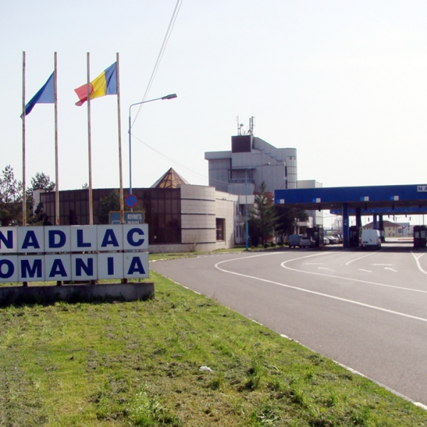 Cetăţean român depistat ascuns într-un autoturism, sub o pătură, pentru că avea interdicţie de a părăsi România