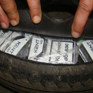 Anvelopele unui autoturism, pline cu țigări de contrabandă