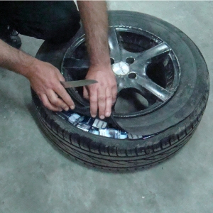 Anvelopele unui autoturism, pline cu țigări de contrabandă