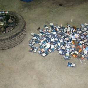 Anvelopele unui autoturism, pline cu țigări de contrabandă