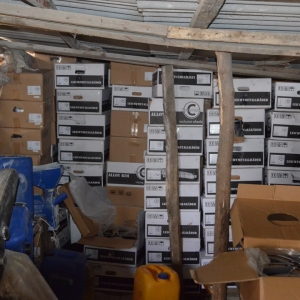 Depozit de bunuri de contrabandă, depistat şi percheziţionat de poliţiştii de frontieră ieşeni